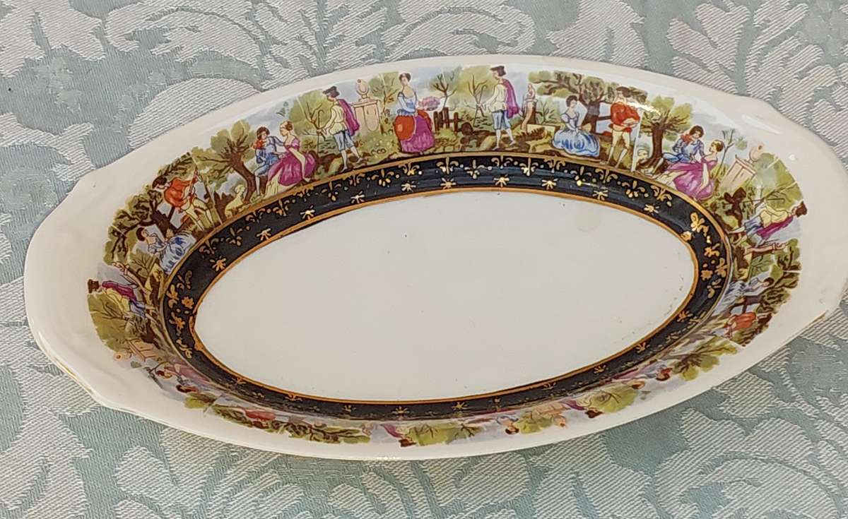 A VINTAGE PORCELAIN OVAL SERVING BOWL