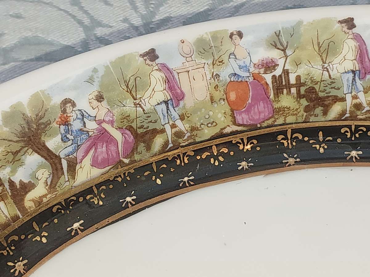 A VINTAGE PORCELAIN OVAL SERVING BOWL