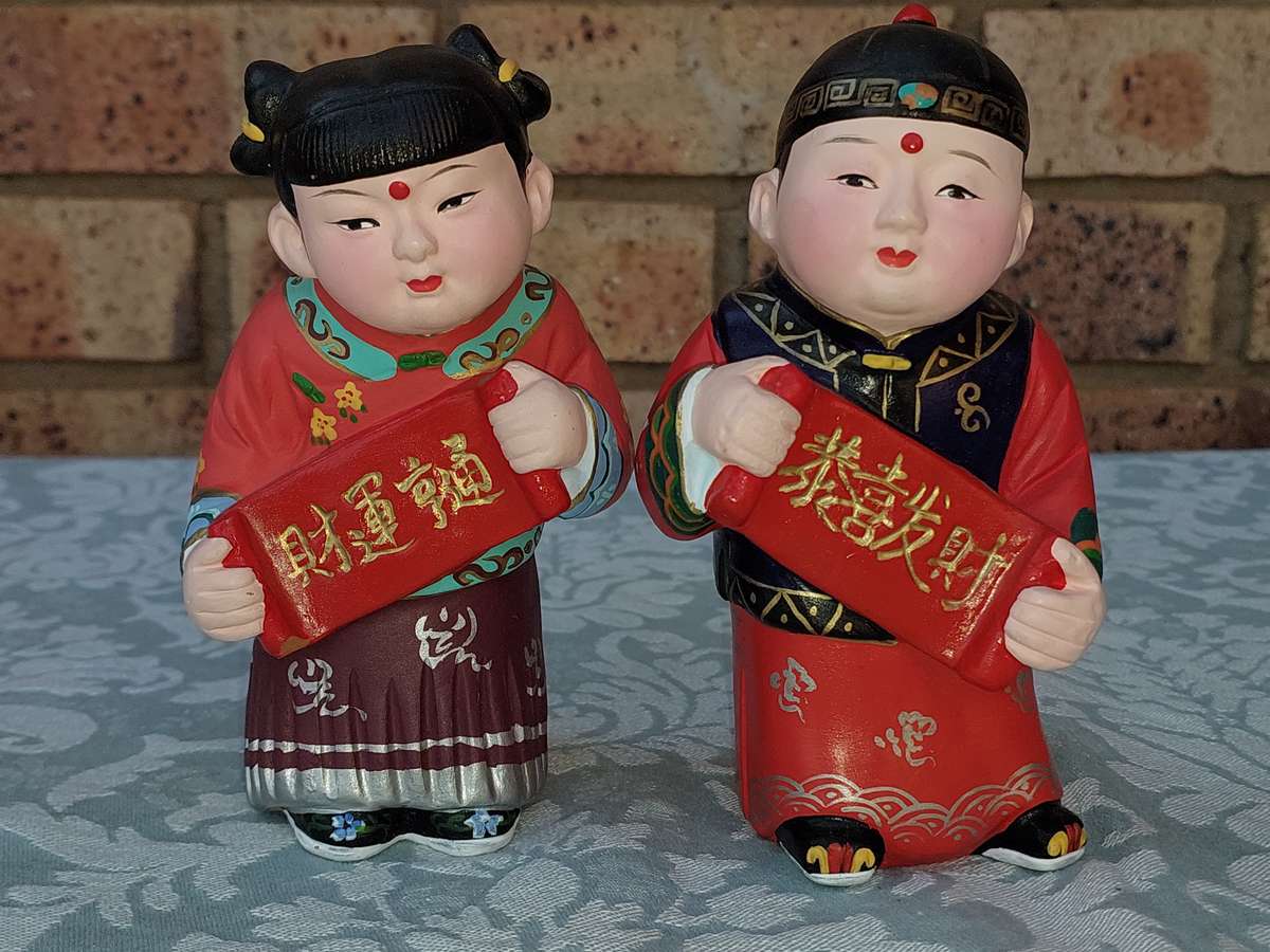 A VINTAGE SET OF JAPANESE FIGURINES 24 CMS IN HEIGHT