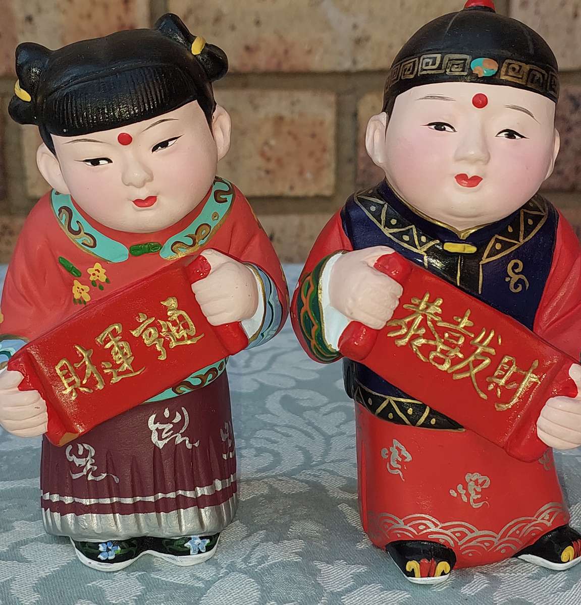 A VINTAGE SET OF JAPANESE FIGURINES 24 CMS IN HEIGHT
