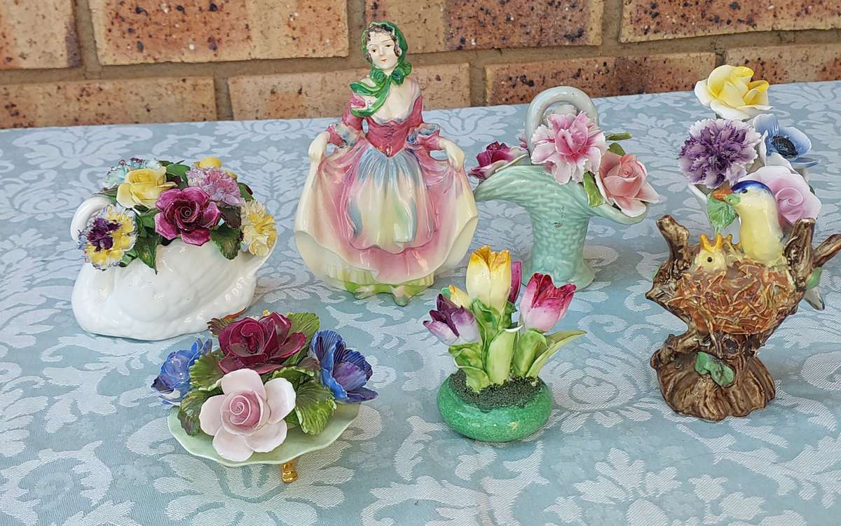 A VINTAGE AND ANTIQUE COLLECTION OF PORCELAIN FIGURINES
