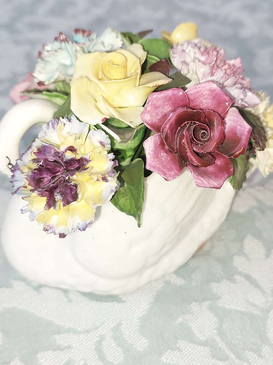 A VINTAGE AND ANTIQUE COLLECTION OF PORCELAIN FIGURINES