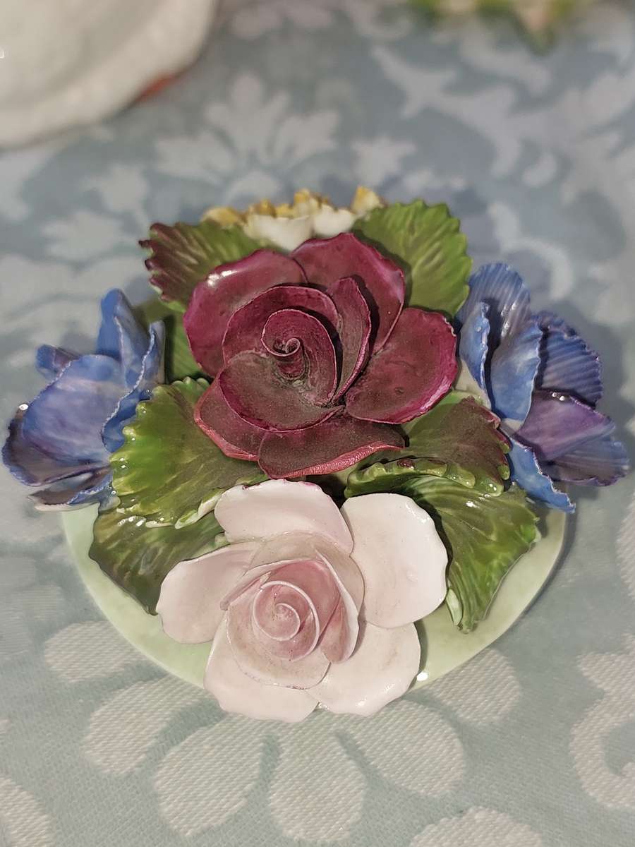 A VINTAGE AND ANTIQUE COLLECTION OF PORCELAIN FIGURINES