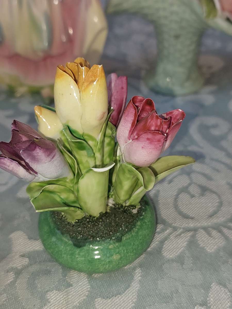 A VINTAGE AND ANTIQUE COLLECTION OF PORCELAIN FIGURINES