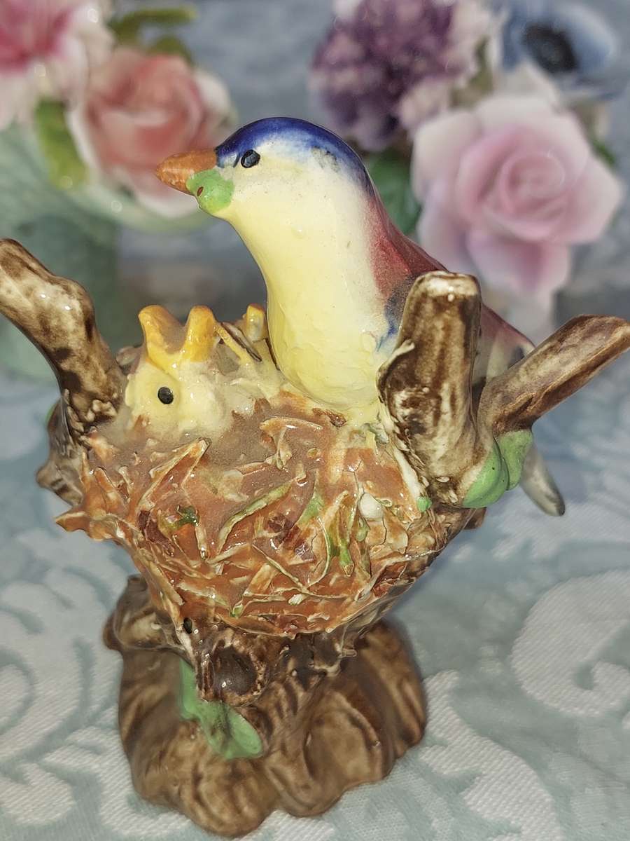 A VINTAGE AND ANTIQUE COLLECTION OF PORCELAIN FIGURINES