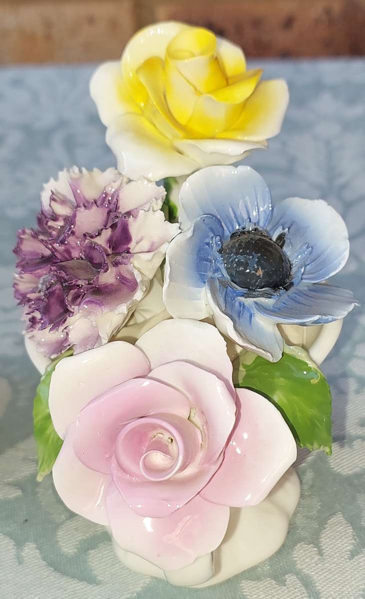 A VINTAGE AND ANTIQUE COLLECTION OF PORCELAIN FIGURINES