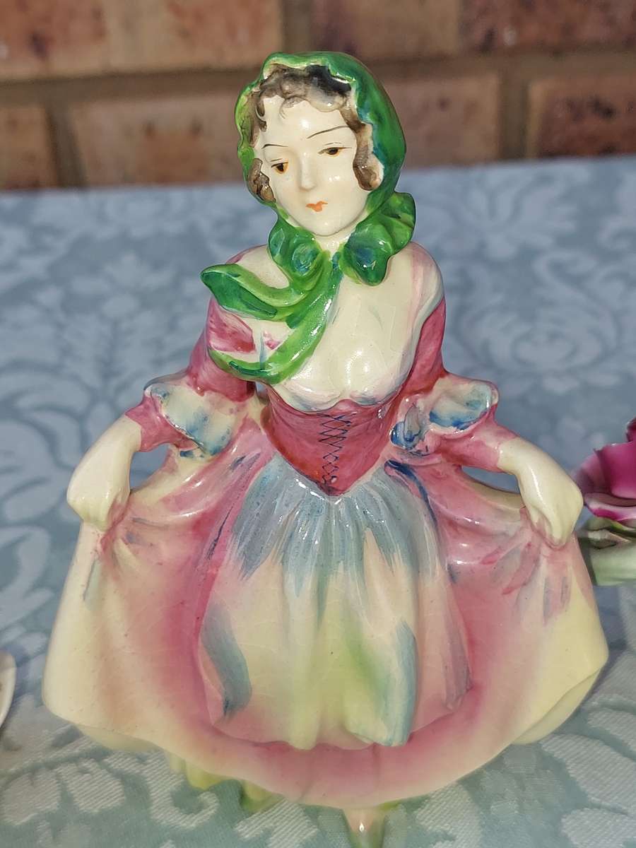A VINTAGE AND ANTIQUE COLLECTION OF PORCELAIN FIGURINES