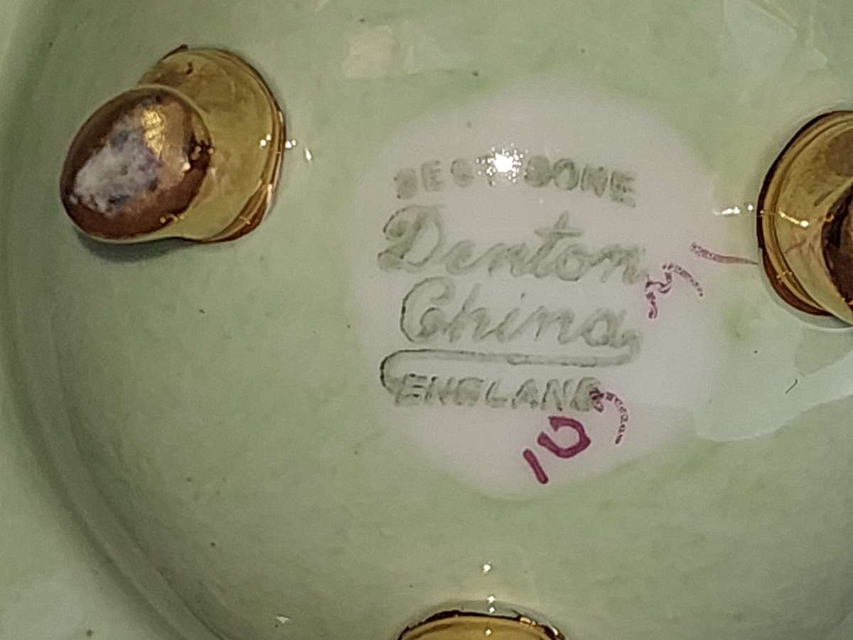 A VINTAGE AND ANTIQUE COLLECTION OF PORCELAIN FIGURINES