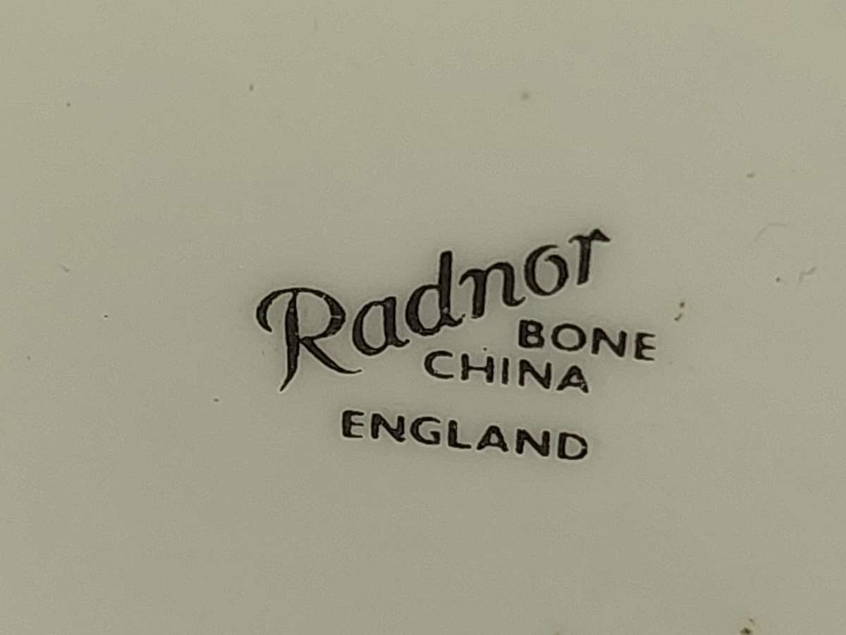 A VINTAGE AND ANTIQUE COLLECTION OF PORCELAIN FIGURINES