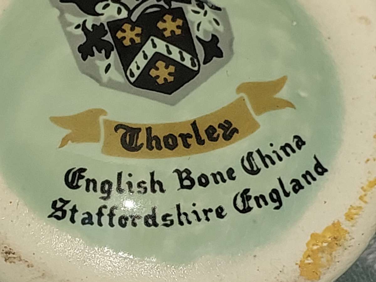 A VINTAGE AND ANTIQUE COLLECTION OF PORCELAIN FIGURINES