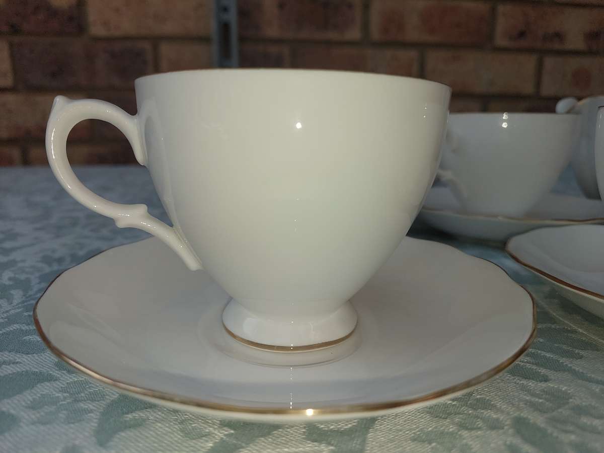 A VINTAGE 12-PIECE TEA SET BONE CHINA E969 QUEEN ANNE
