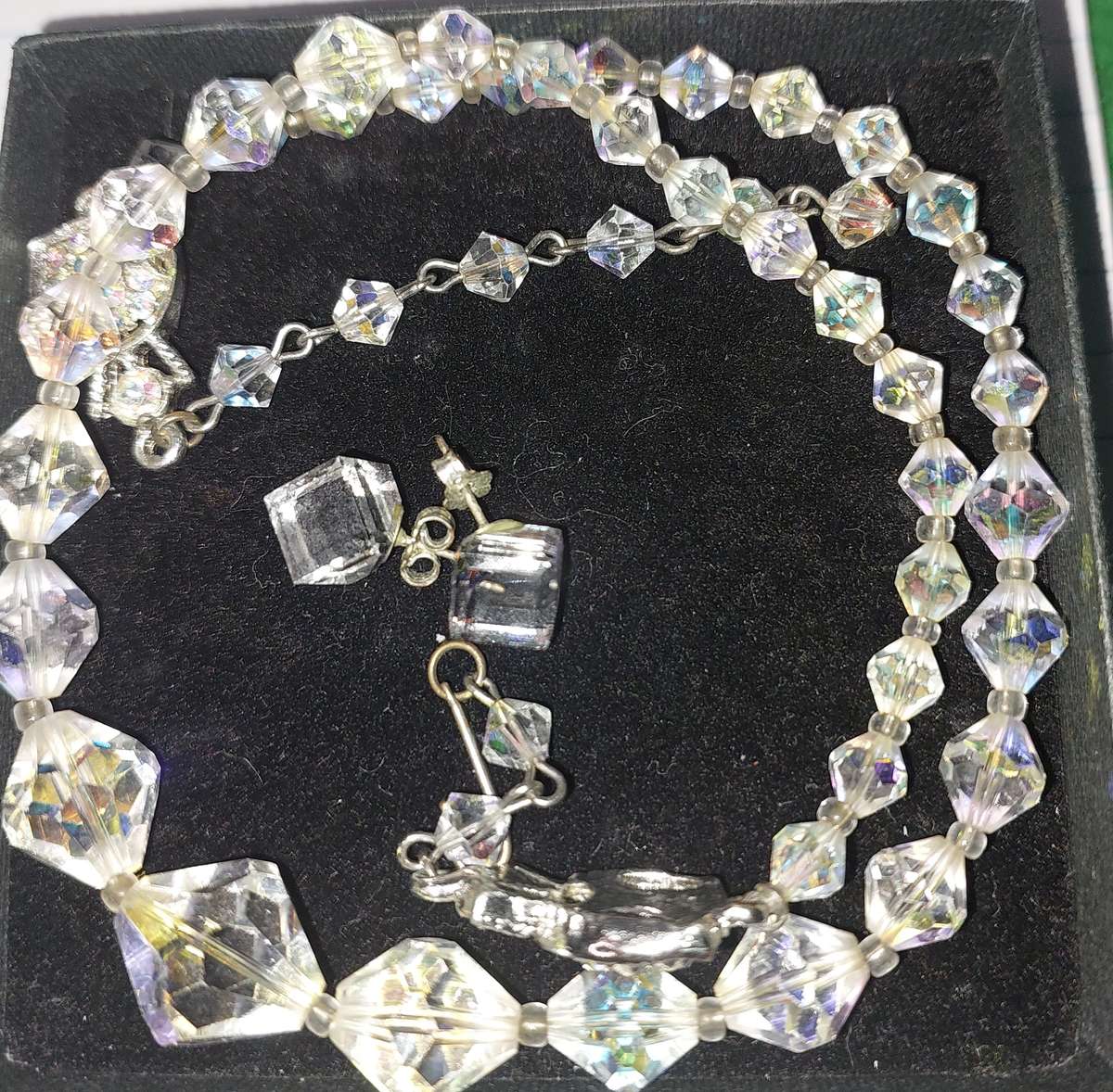 A VINTAGE CRYSTAL NECKLACE AND EARRING SET