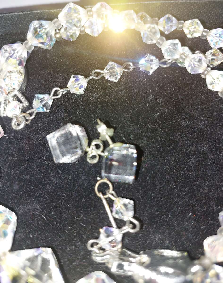 A VINTAGE CRYSTAL NECKLACE AND EARRING SET