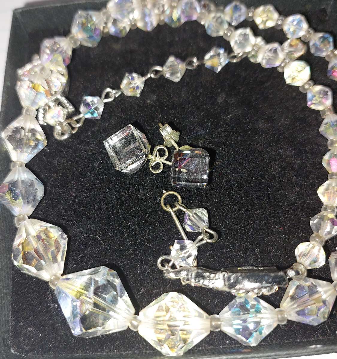 A VINTAGE CRYSTAL NECKLACE AND EARRING SET
