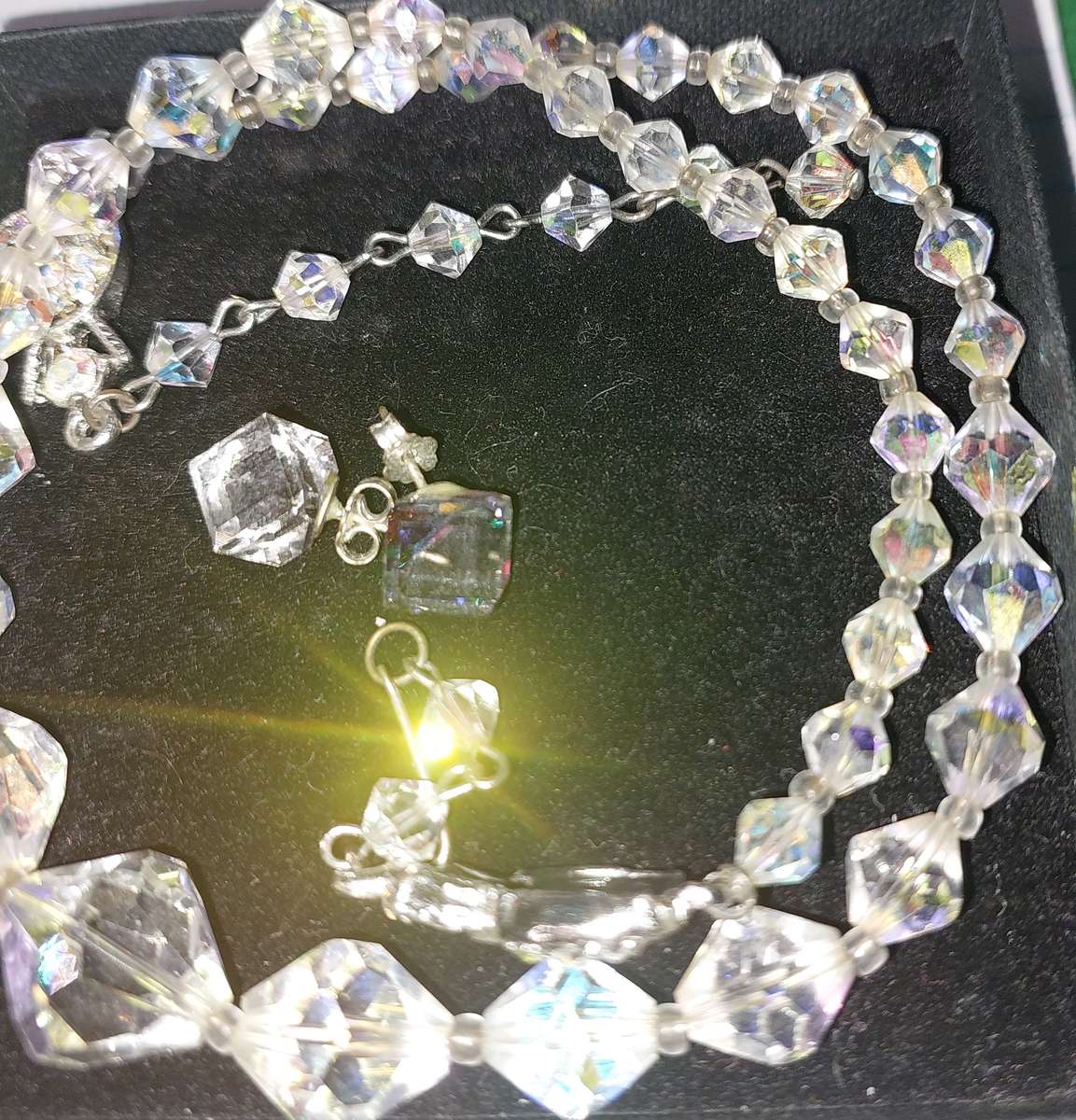 A VINTAGE CRYSTAL NECKLACE AND EARRING SET