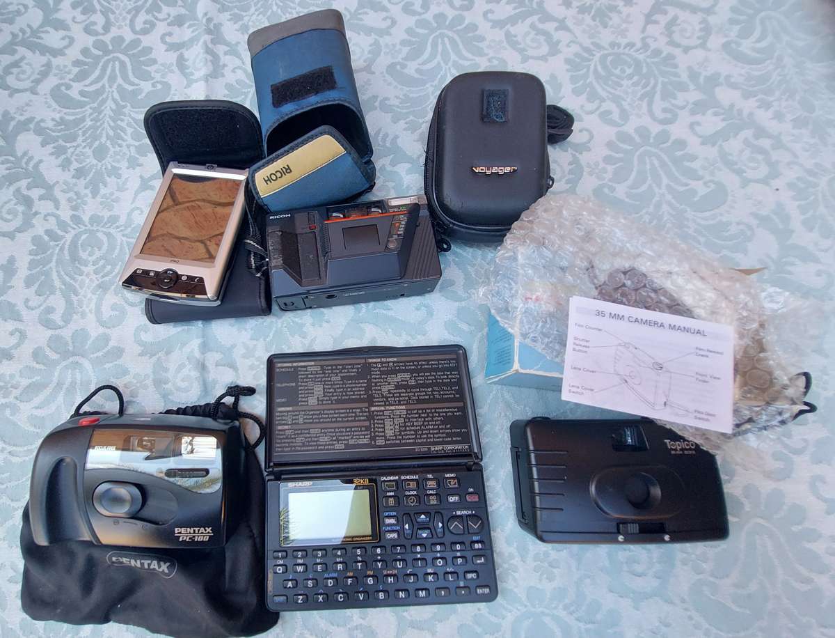 A VINTAGE COLLECTION OF JOBLOT CAMERAS AND FINANCIAL CALCULATORS