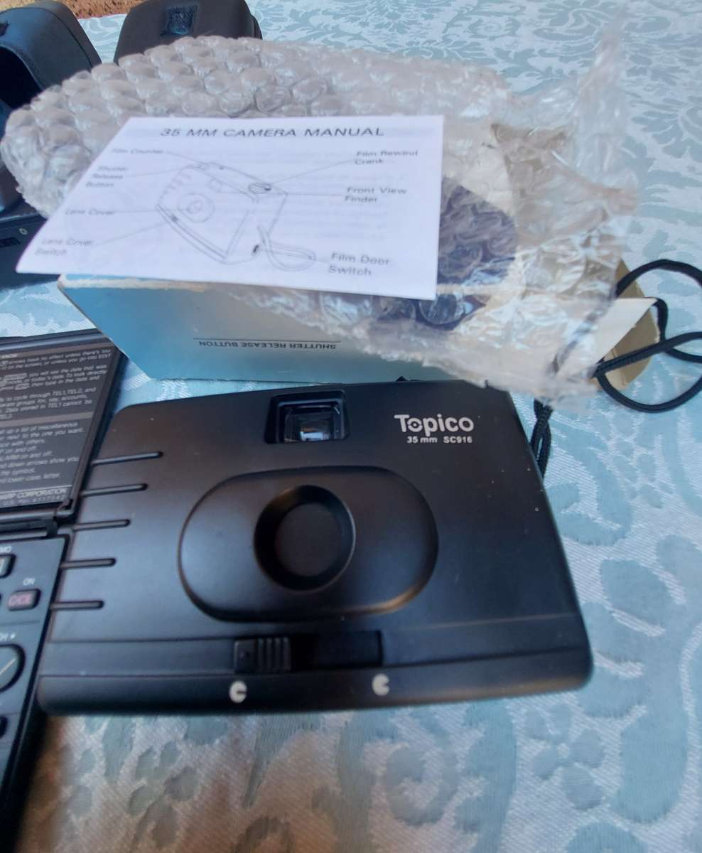 A VINTAGE COLLECTION OF JOBLOT CAMERAS AND FINANCIAL CALCULATORS