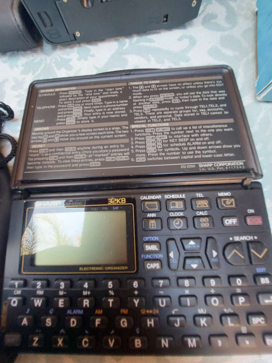 A VINTAGE COLLECTION OF JOBLOT CAMERAS AND FINANCIAL CALCULATORS