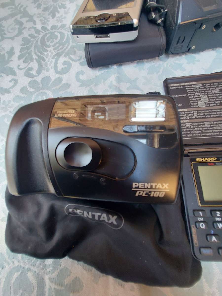 A VINTAGE COLLECTION OF JOBLOT CAMERAS AND FINANCIAL CALCULATORS