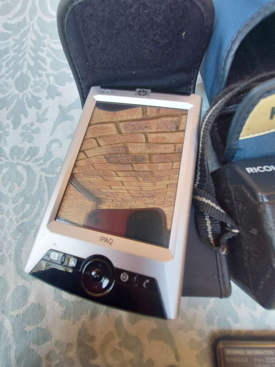 A VINTAGE COLLECTION OF JOBLOT CAMERAS AND FINANCIAL CALCULATORS