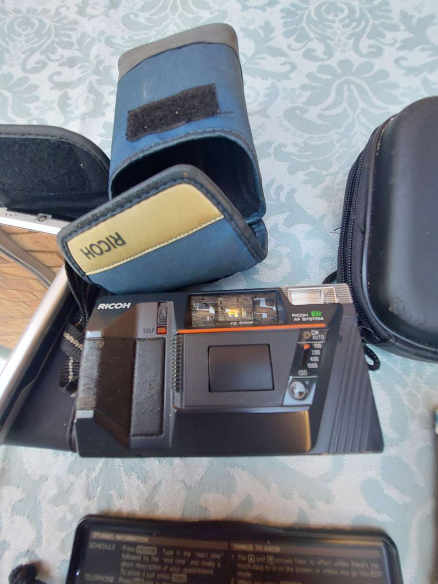 A VINTAGE COLLECTION OF JOBLOT CAMERAS AND FINANCIAL CALCULATORS