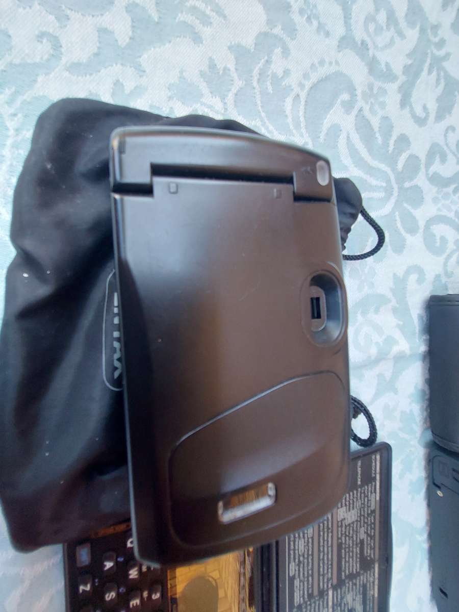 A VINTAGE COLLECTION OF JOBLOT CAMERAS AND FINANCIAL CALCULATORS