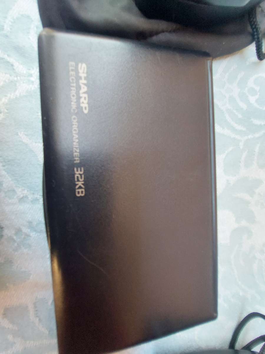 A VINTAGE COLLECTION OF JOBLOT CAMERAS AND FINANCIAL CALCULATORS