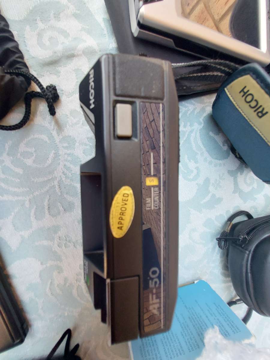 A VINTAGE COLLECTION OF JOBLOT CAMERAS AND FINANCIAL CALCULATORS