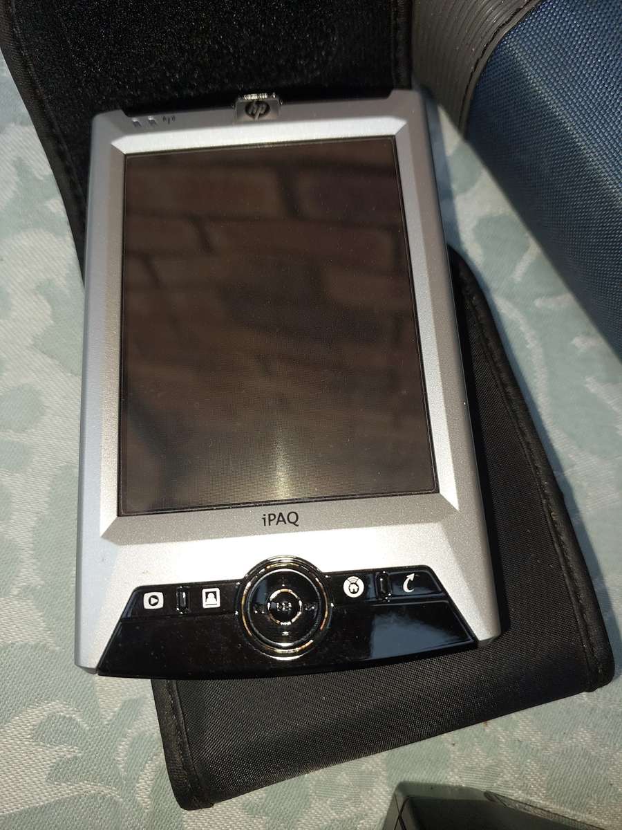 A VINTAGE COLLECTION OF JOBLOT CAMERAS AND FINANCIAL CALCULATORS