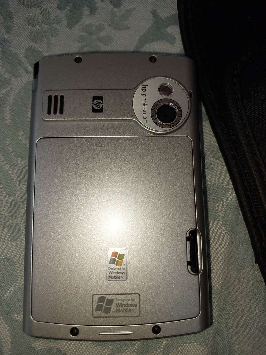 A VINTAGE COLLECTION OF JOBLOT CAMERAS AND FINANCIAL CALCULATORS