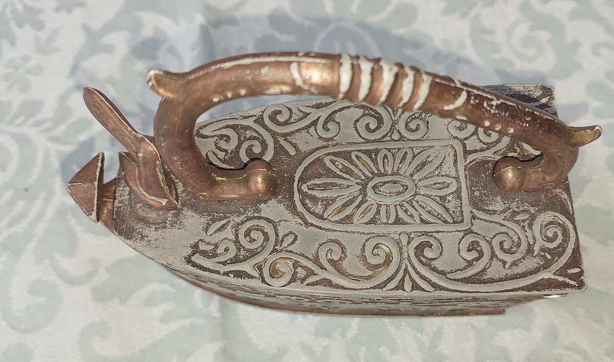 AN ART DECOR COPPER ANTIQUE STYLE IRON