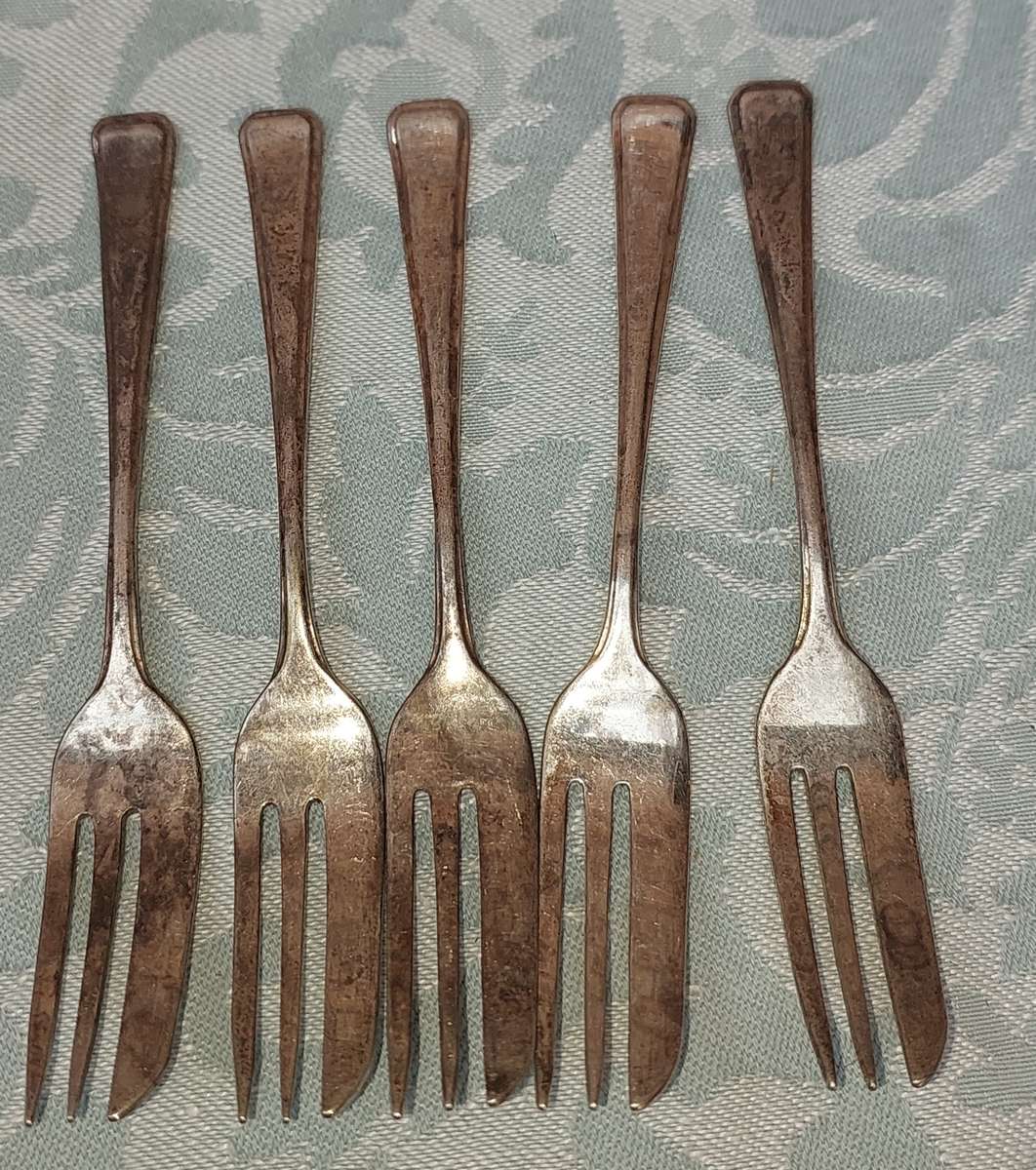 A SET OF EPNS COCKTAIL FORKS