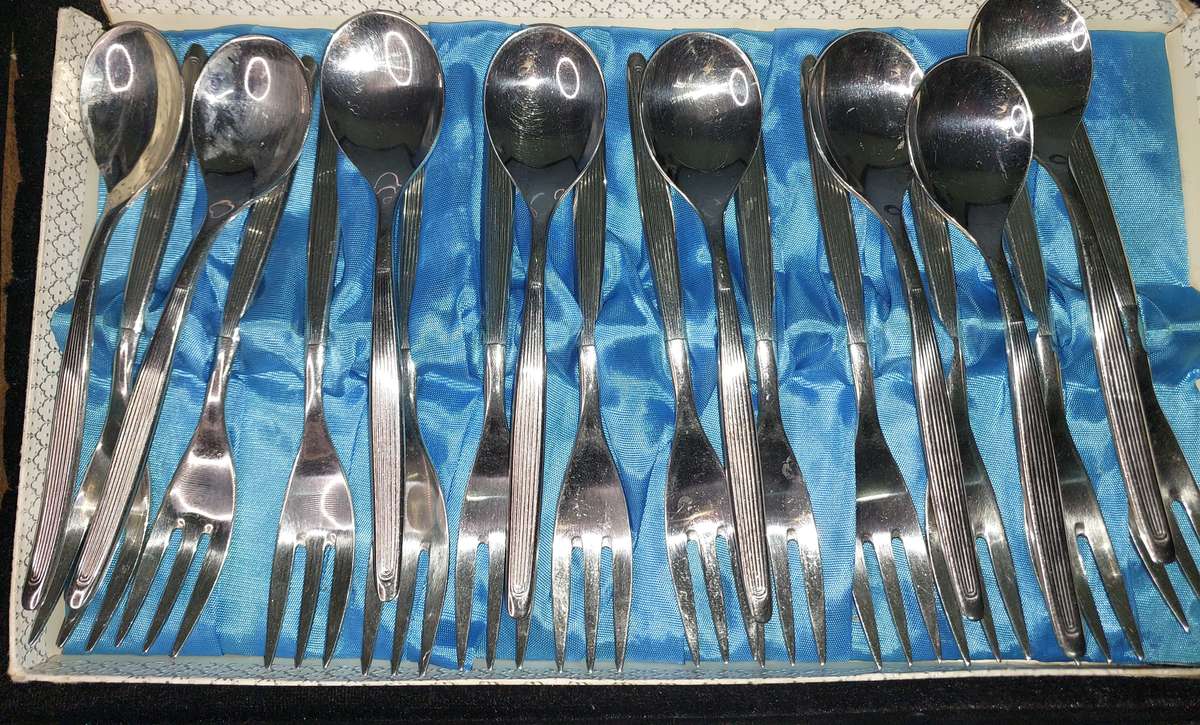 A SET OF 20 DALIA MADE IN SPAIN CAKE FORKS AND TEASPOONS