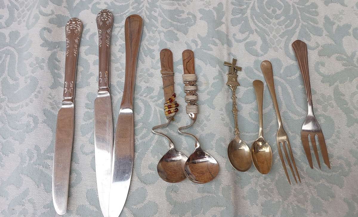 A MIXED JOBLOT CUTLERY
