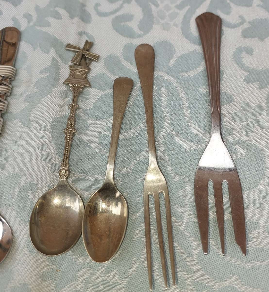A MIXED JOBLOT CUTLERY