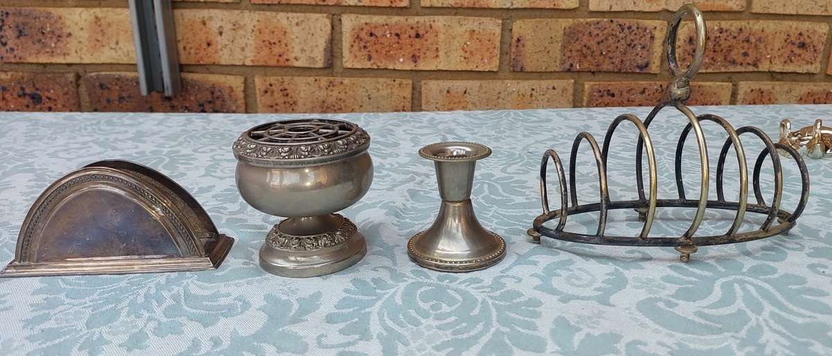 A VINTAGE JOBLOT KITCHEN UTENSILS