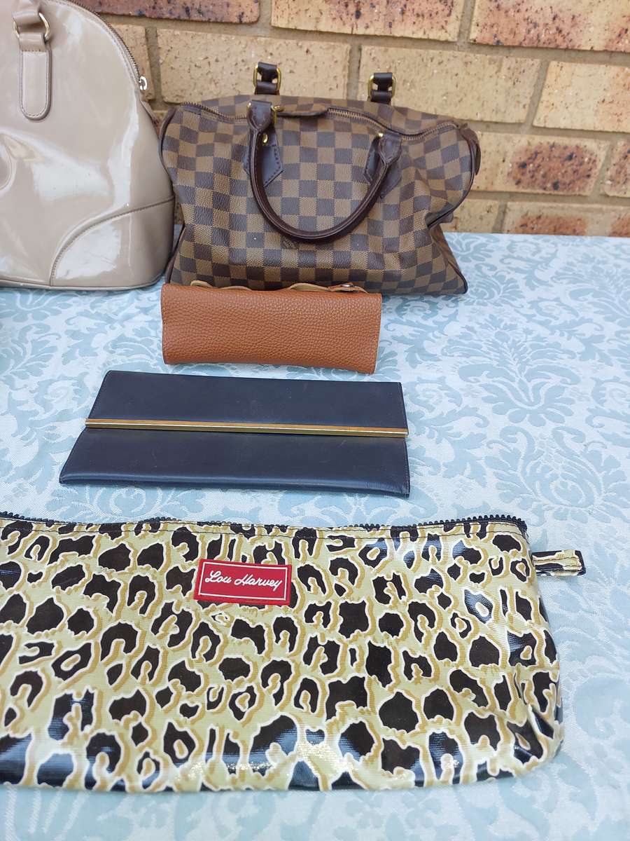 A JOBLOT USED HANDBAGS AND PURSES