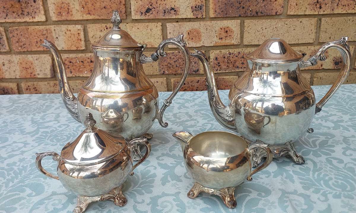 AN ANTIQUE SILVER PLATED TEA JUG SET