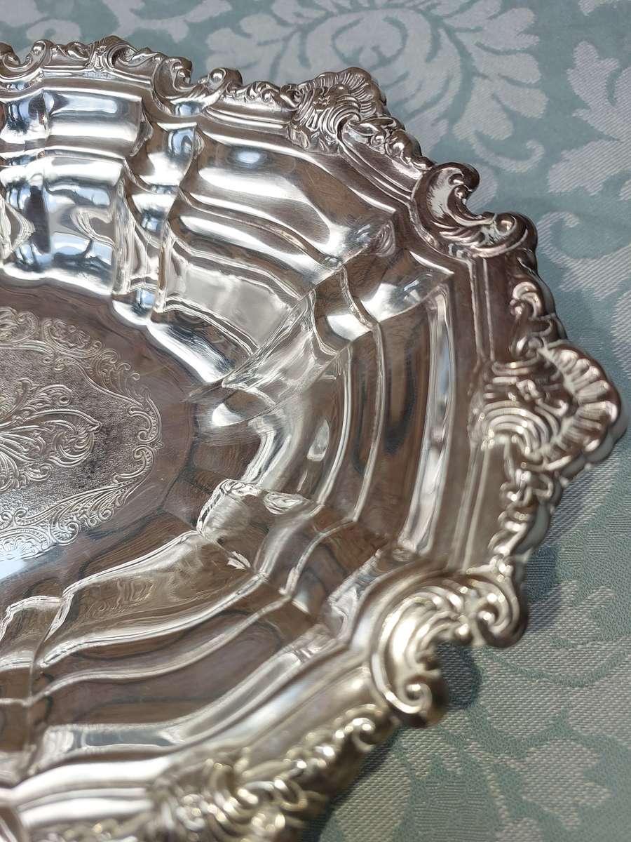 AN OVAL VICTORIAN DESIGN SILVER PLATED SERVING TRAY