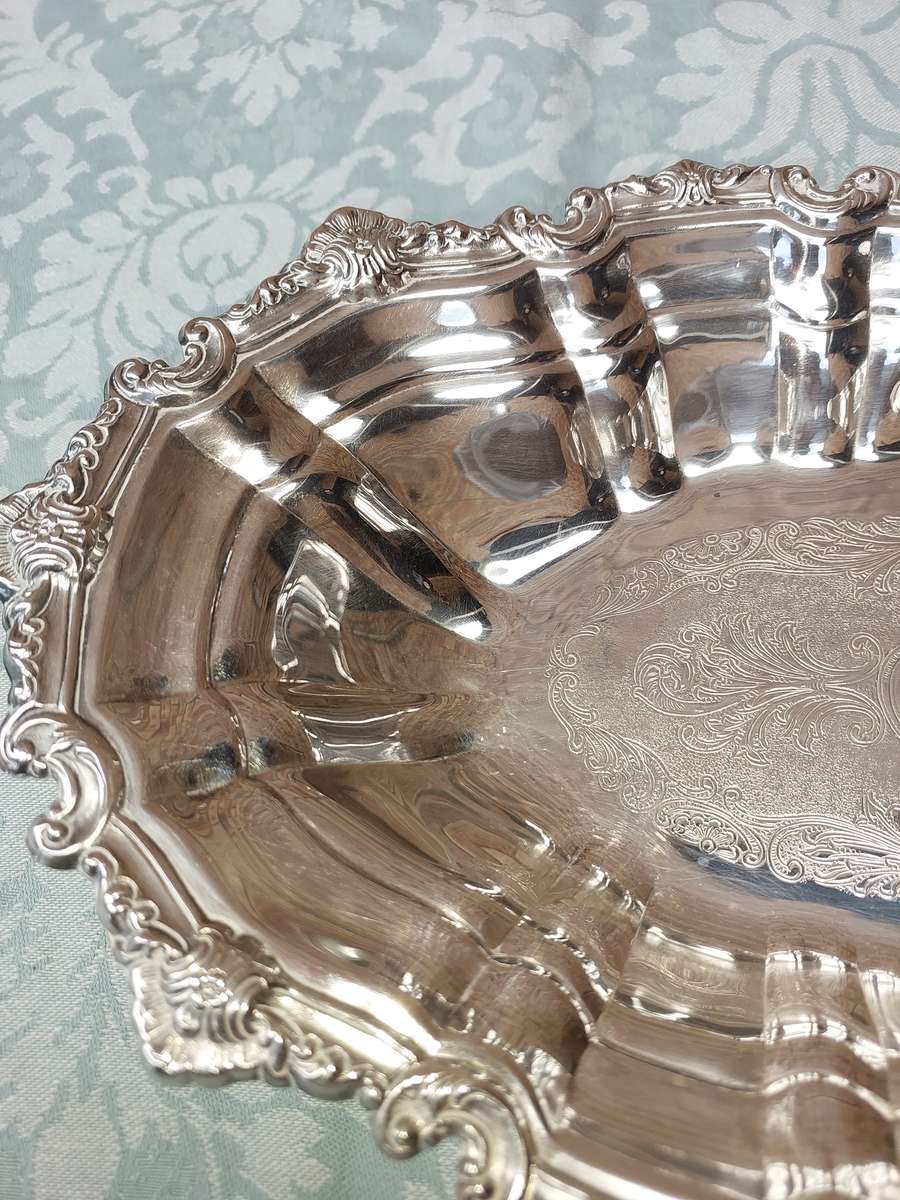 AN OVAL VICTORIAN DESIGN SILVER PLATED SERVING TRAY