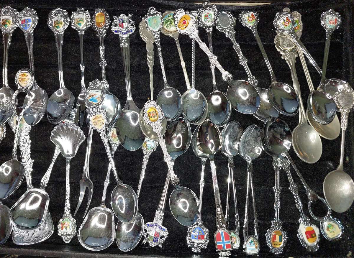 A BULK COLLECTION OF MEMORABILIA SPOONS