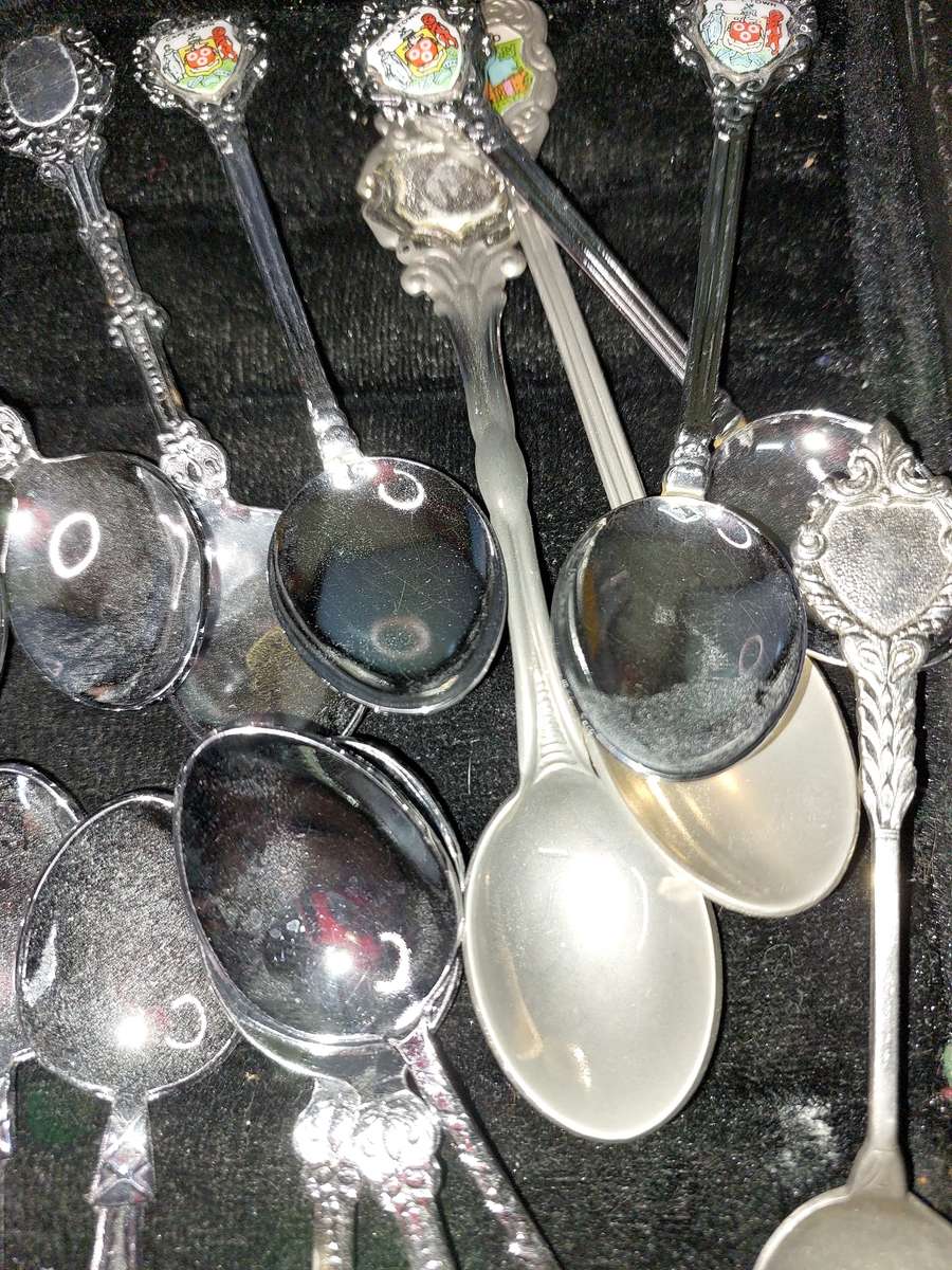 A BULK COLLECTION OF MEMORABILIA SPOONS