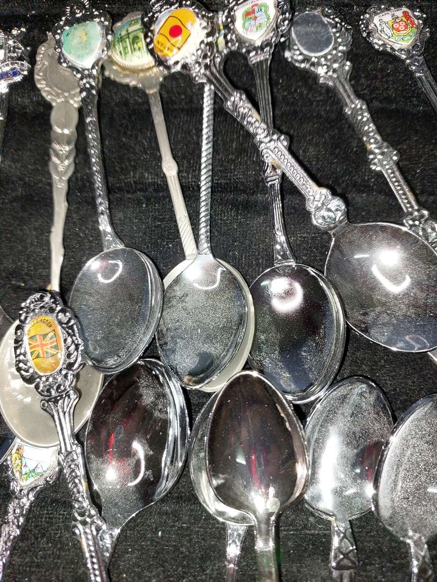 A BULK COLLECTION OF MEMORABILIA SPOONS