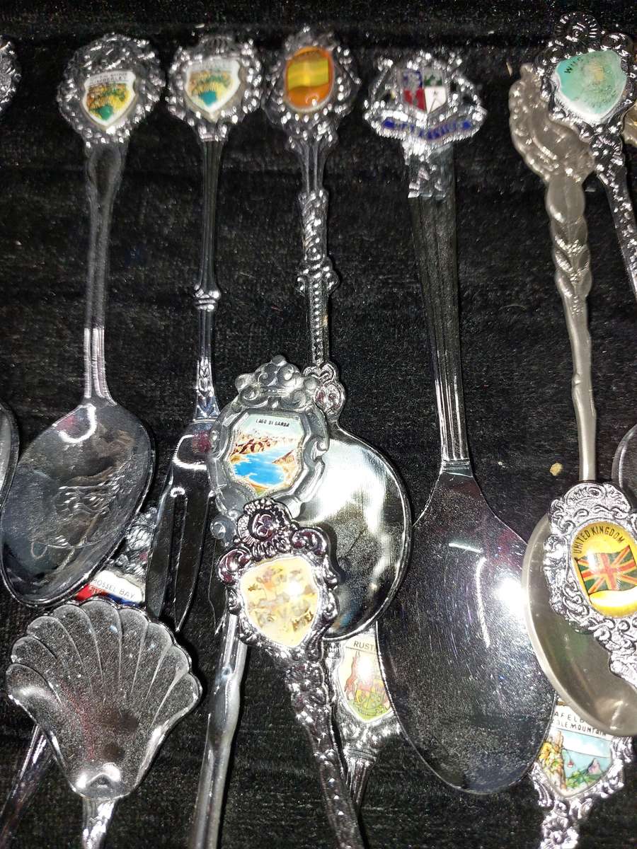 A BULK COLLECTION OF MEMORABILIA SPOONS