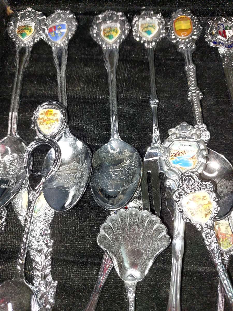 A BULK COLLECTION OF MEMORABILIA SPOONS