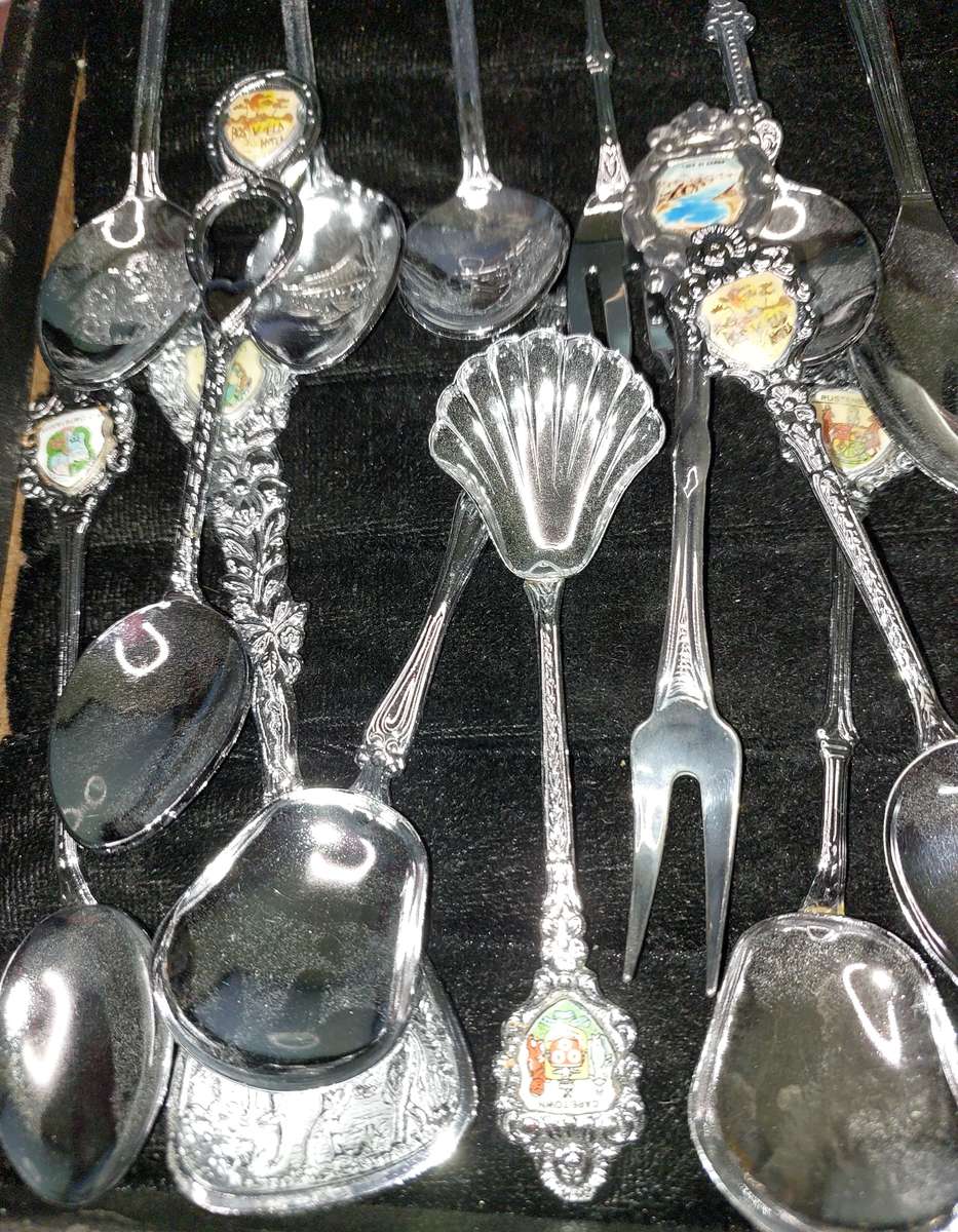 A BULK COLLECTION OF MEMORABILIA SPOONS