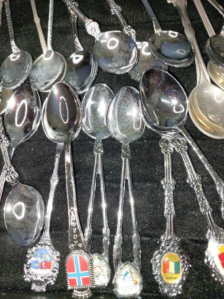 A BULK COLLECTION OF MEMORABILIA SPOONS