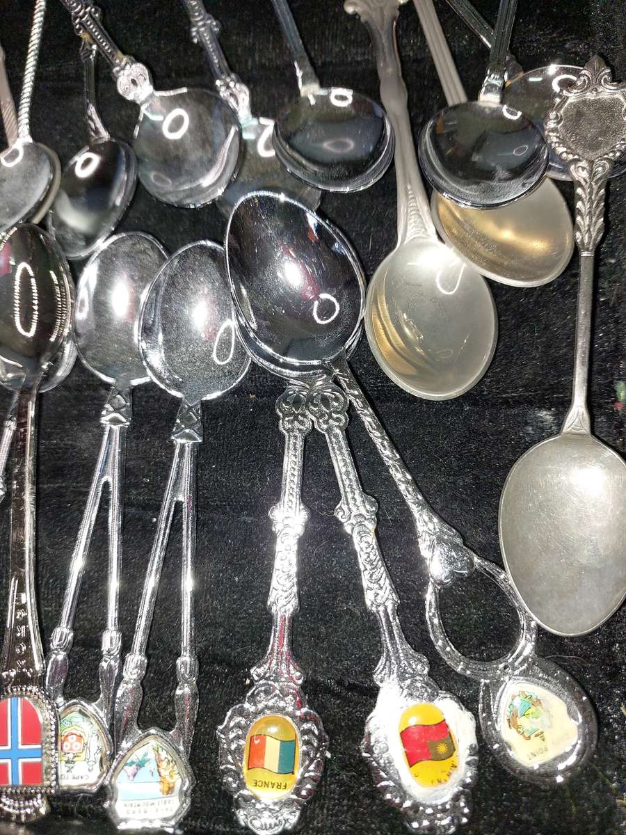 A BULK COLLECTION OF MEMORABILIA SPOONS