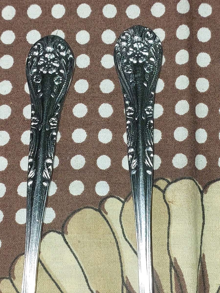 A VINTAGE FINEST QUALITY UNITY VULCAN STAINLESS STEEL 59 PIECE CUTLERY SET SOLD AS IS