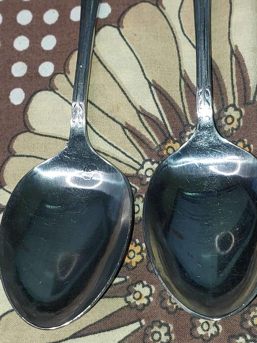 A VINTAGE FINEST QUALITY UNITY VULCAN STAINLESS STEEL 59 PIECE CUTLERY SET SOLD AS IS